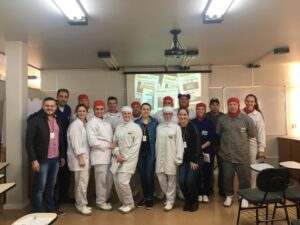 Jovens aprendizes e gestores da unidade FACH I participam do Cinema da Prevenção