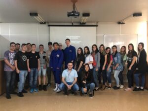 Jovens aprendizes e gestores da unidade FACH I participam do Cinema da Prevenção