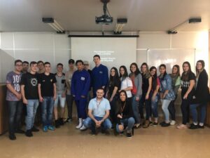 Jovens aprendizes e gestores da unidade FACH I participam do Cinema da Prevenção