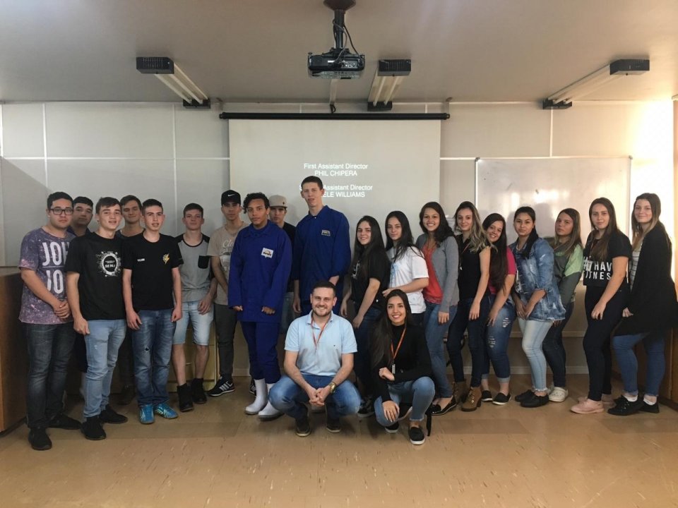 Jovens aprendizes e gestores da unidade FACH I participam do Cinema da Prevenção