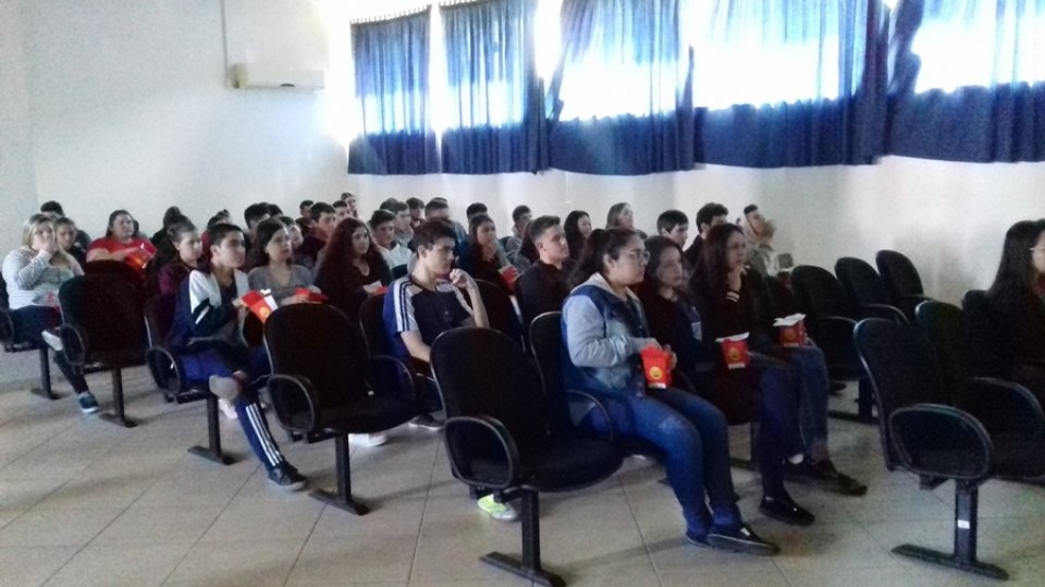 Cinema da Prevenção é realizado por multiplicadores na Escola de Educação Básica São Miguel