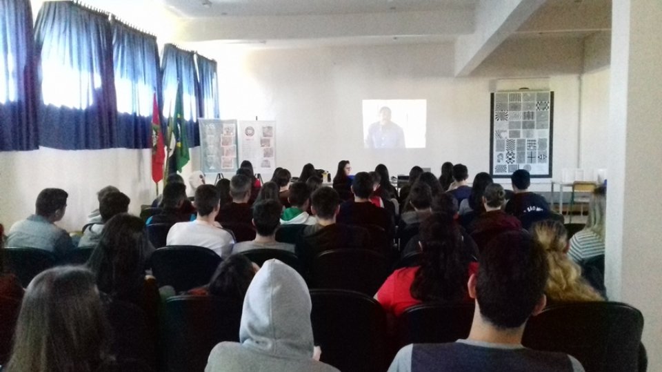 Cinema da Prevenção é realizado por multiplicadores na Escola de Educação Básica São Miguel