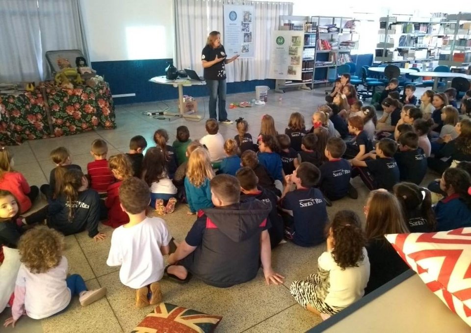 Roda de Leitura realiza ação no Colégio Santa Rita de Chapecó/SC