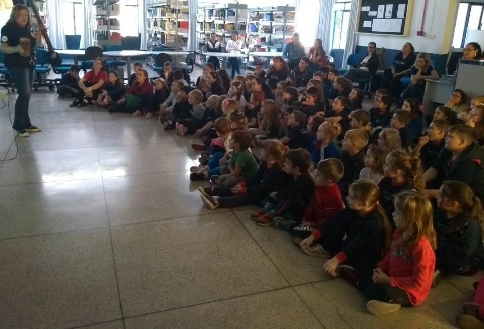 Roda de Leitura realiza ação no Colégio Santa Rita de Chapecó/SC