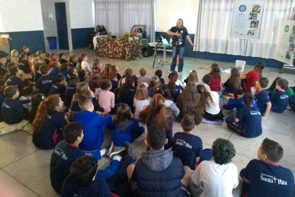 Roda de Leitura realiza ação no Colégio Santa Rita de Chapecó/SC