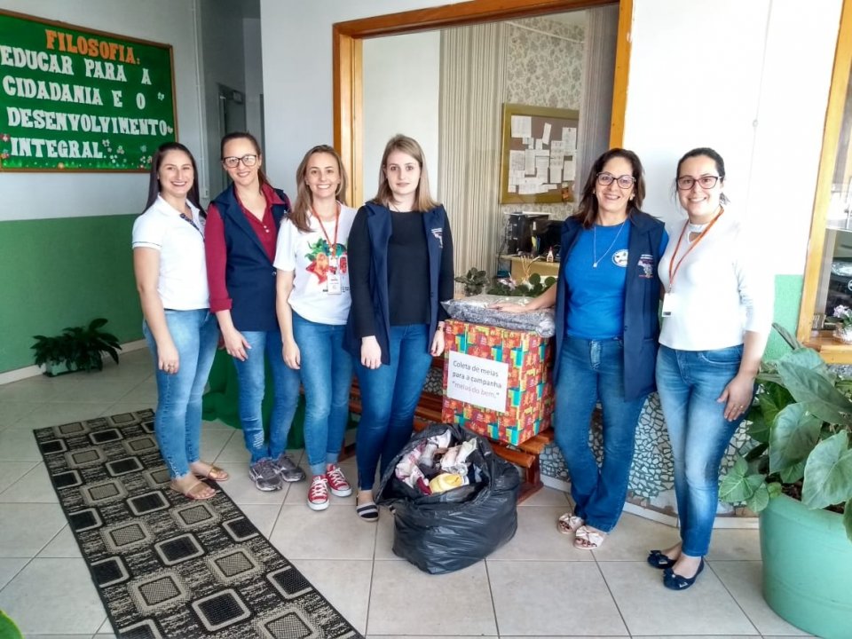 Voluntários de Sarandi/RS realizam campanha Meias do Bem em escola municipal