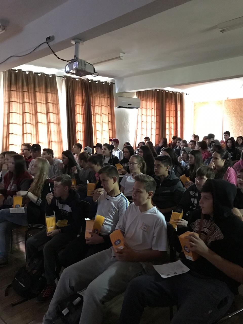 Multiplicadores do programa Vivendo Saúde realizam Cinema da Prevenção em Águas de Chapecó/SC