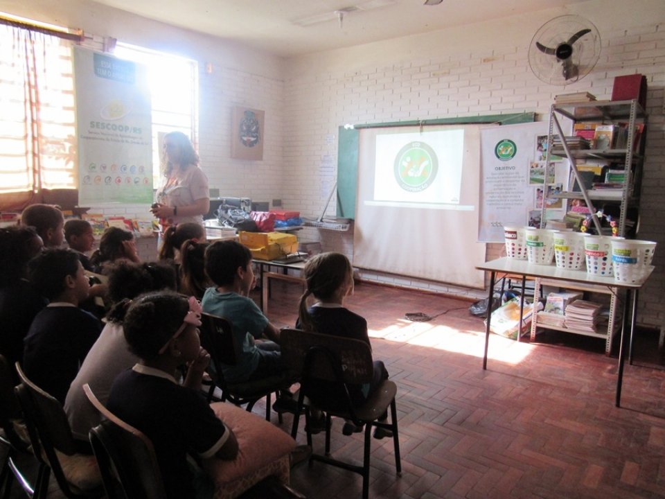 Eco Cooperação atende escolas e instituições sociais em Canoas