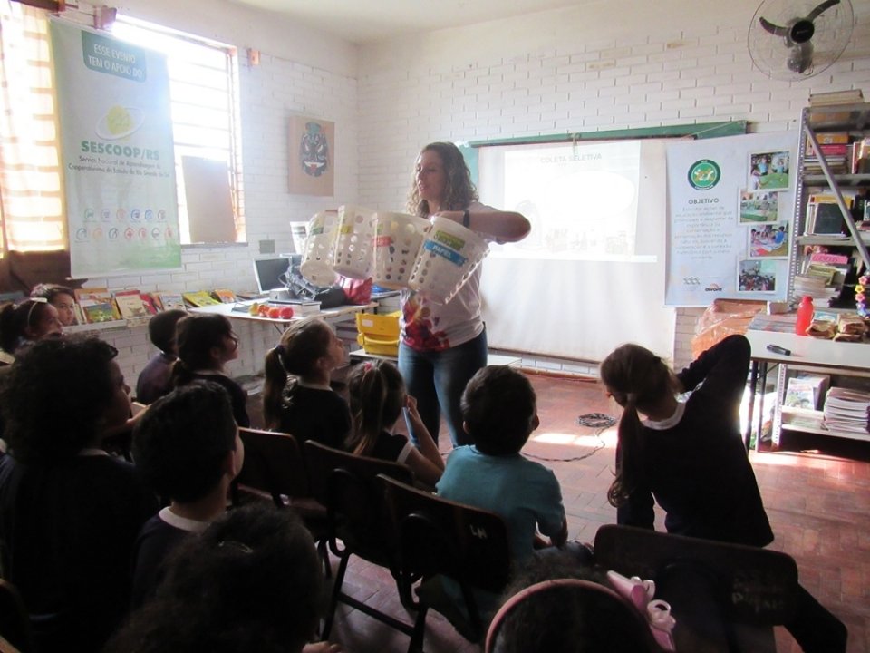 Eco Cooperação atende escolas e instituições sociais em Canoas