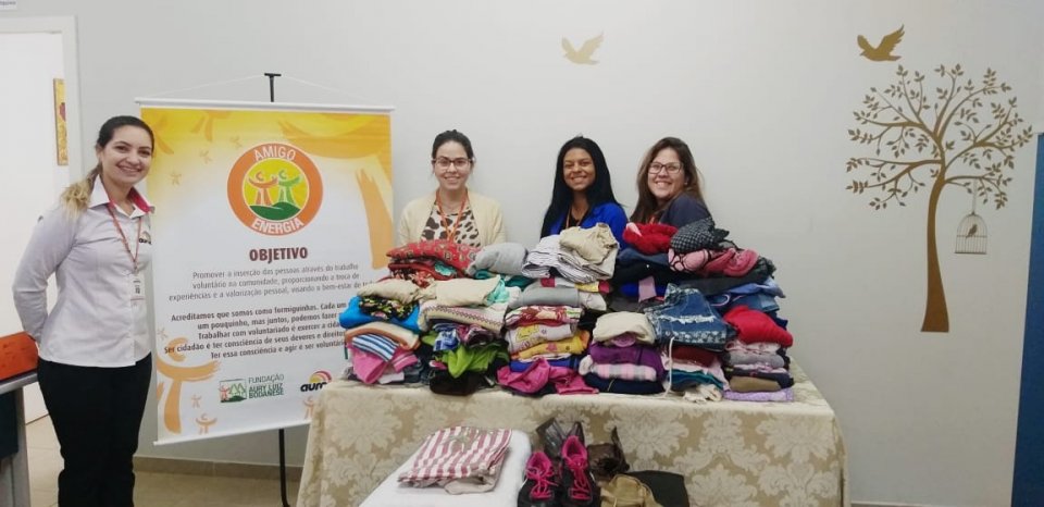 Voluntários do Amigo Energia de Mandaguari realizam campanha do agasalho