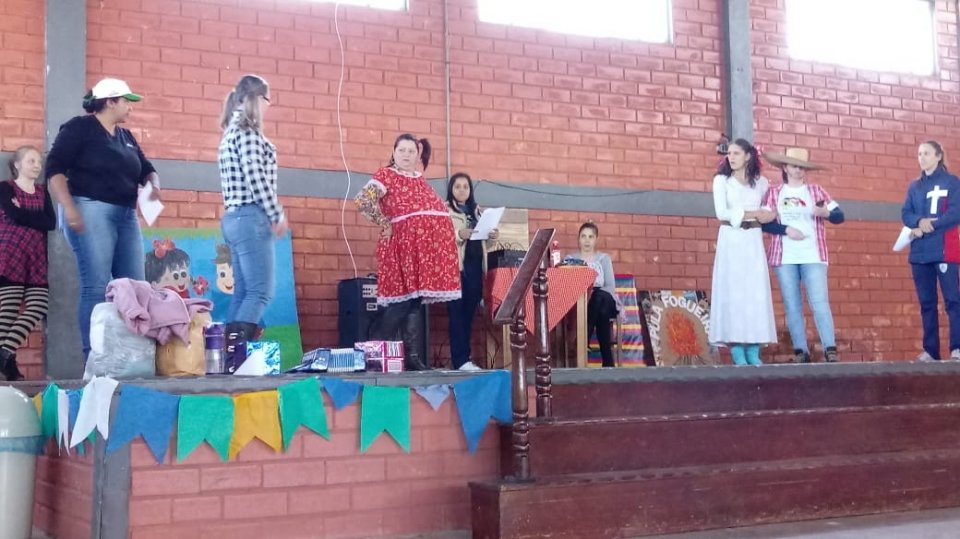 Voluntários de Joaçaba participam de festa julina na APAE de Irani/SC