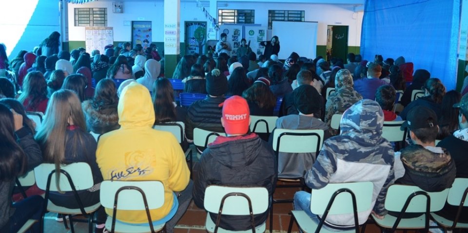 Contação de Histórias encanta alunos e professores na E.B.M. Olimpio Corrêa Figueiró