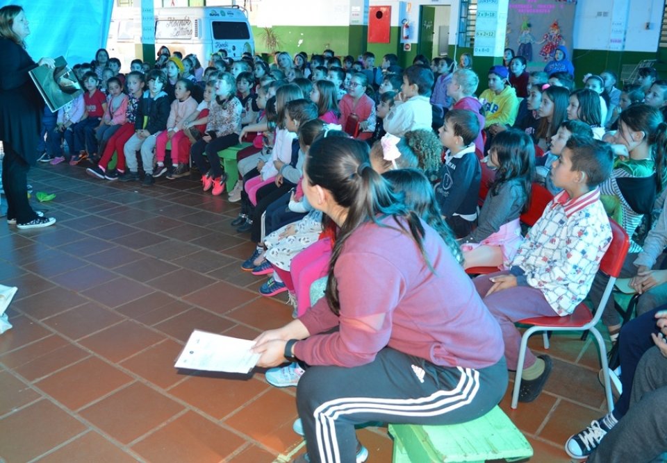 Contação de Histórias encanta alunos e professores na E.B.M. Olimpio Corrêa Figueiró