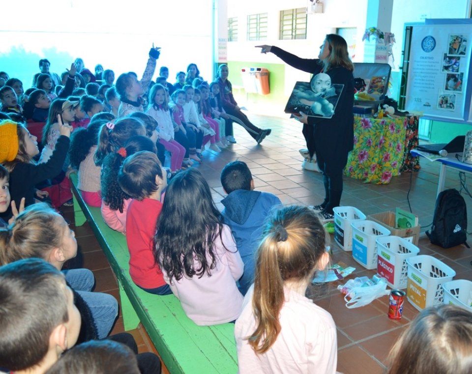 Contação de Histórias encanta alunos e professores na E.B.M. Olimpio Corrêa Figueiró