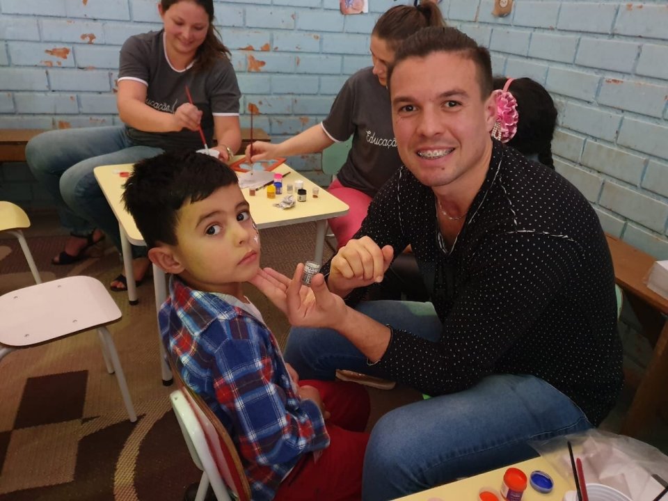 Contação de Histórias encanta pais e alunos no Dia da Família na Escola