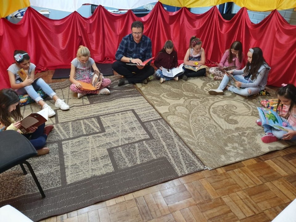 Contação de Histórias encanta pais e alunos no Dia da Família na Escola