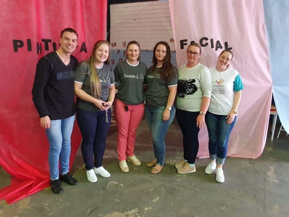 Contação de Histórias encanta pais e alunos no Dia da Família na Escola