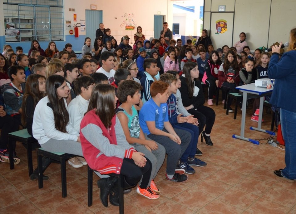 Escola Hebert de Souza recebe programa Roda de Leitura