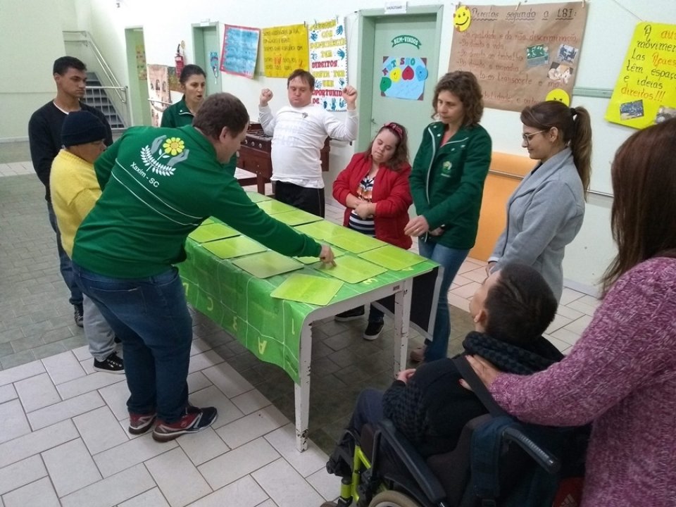 Eco Cooperação atende APAE de Xaxim e escolas em São Miguel do Oeste