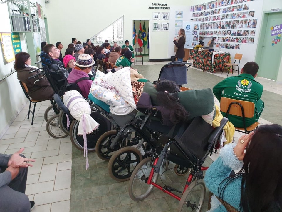 Eco Cooperação atende APAE de Xaxim e escolas em São Miguel do Oeste