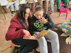 Roda de Leitura realiza contação de histórias na APAE de Xaxim/SC