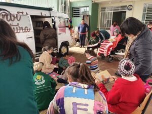 Roda de Leitura realiza contação de histórias na APAE de Xaxim/SC