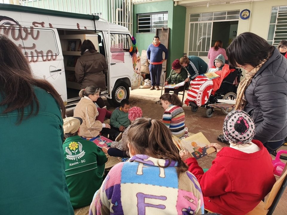 Roda de Leitura realiza contação de histórias na APAE de Xaxim/SC