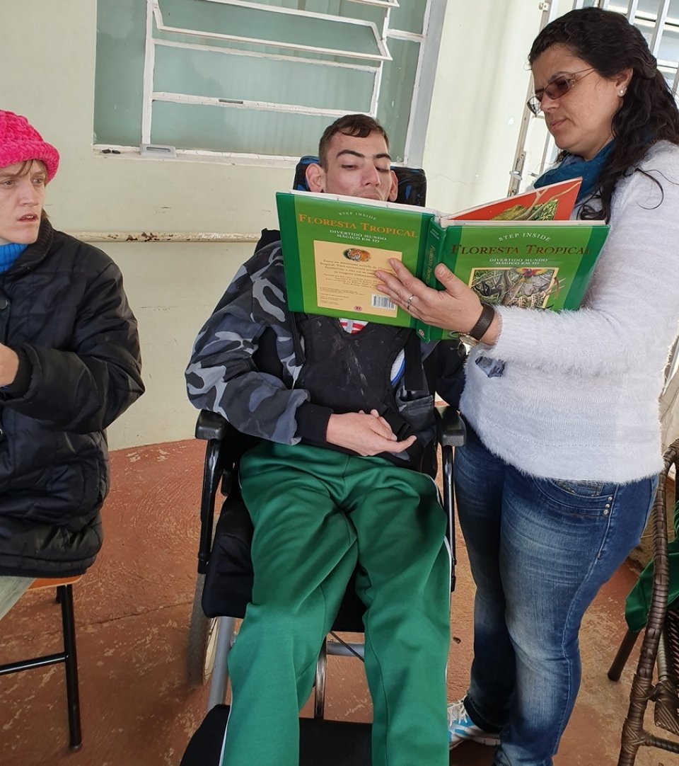 Roda de Leitura realiza contação de histórias na APAE de Xaxim/SC