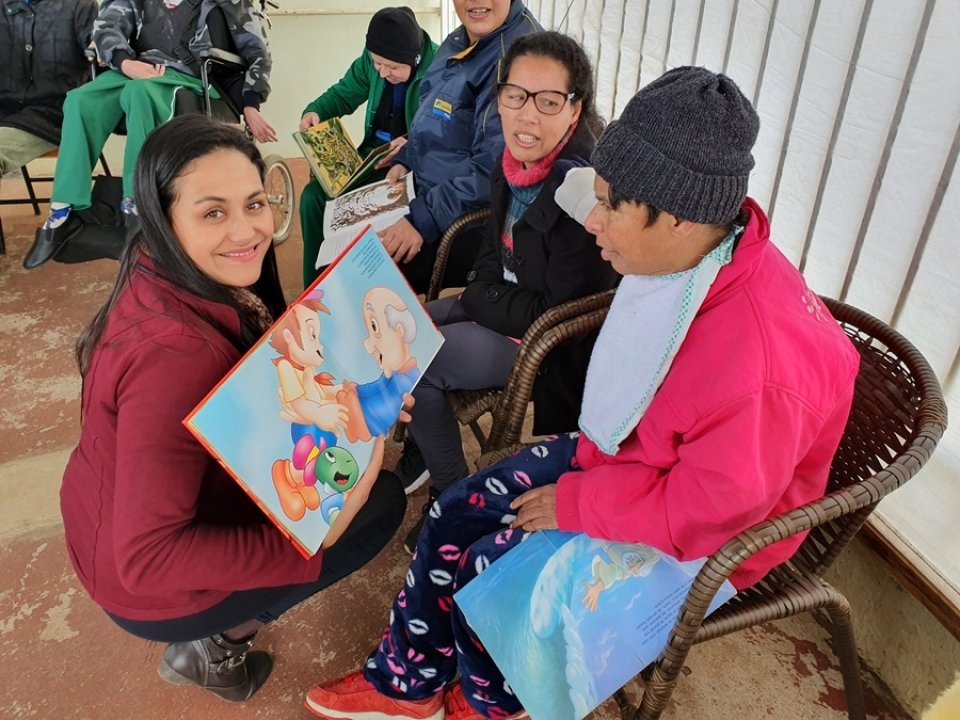 Roda de Leitura realiza contação de histórias na APAE de Xaxim/SC