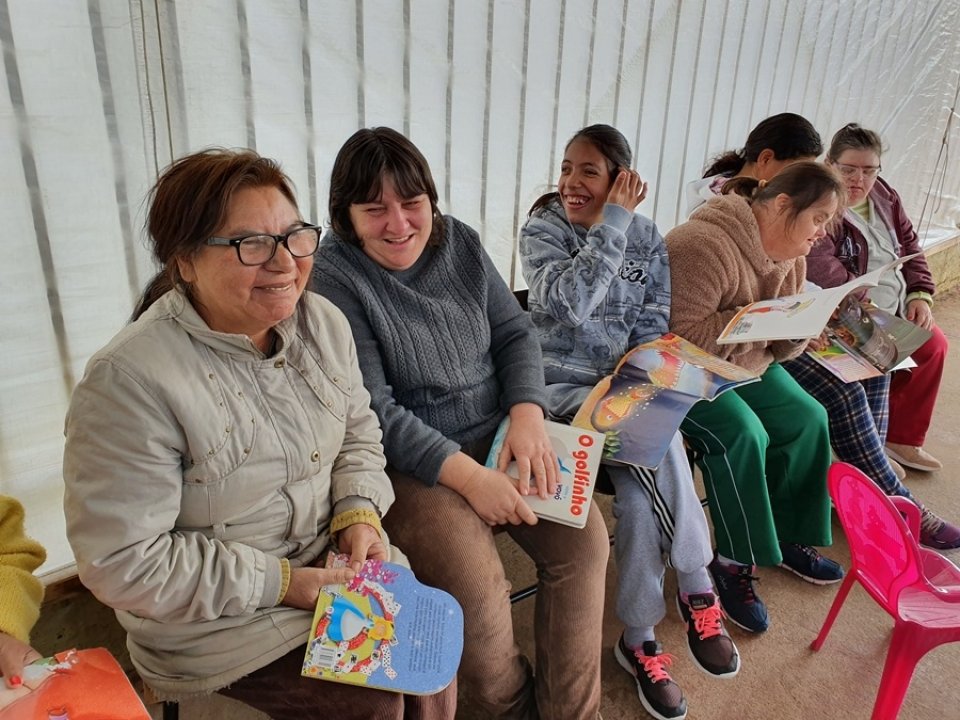 Roda de Leitura realiza contação de histórias na APAE de Xaxim/SC