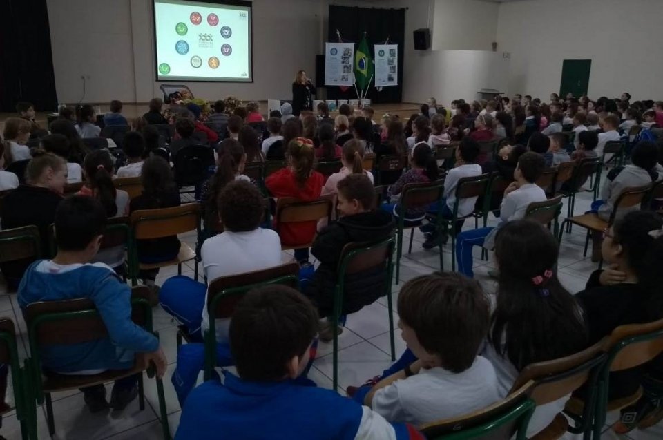 Roda de Leitura realiza contação de histórias em Pinhalzinho/SC