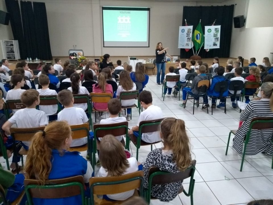 Roda de Leitura realiza contação de histórias em Pinhalzinho/SC
