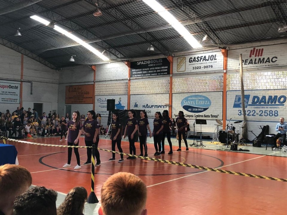 Vozes do Corpo apresenta coreografias no ExpoMusic do Colégio Exponencial