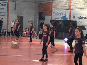 Vozes do Corpo apresenta coreografias no ExpoMusic do Colégio Exponencial