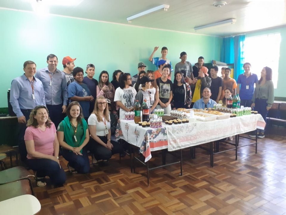 Voluntários realizam roda de conversa com alunos da EEEF Joaquim Pedro Salgado Filho