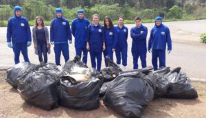 Voluntários do FAG participam da atividade em alusão ao Dia Mundial da Limpeza