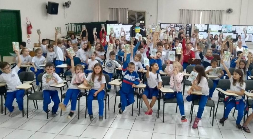 Roda de Leitura leva contação de histórias para escola em Pinhalzinho/SC