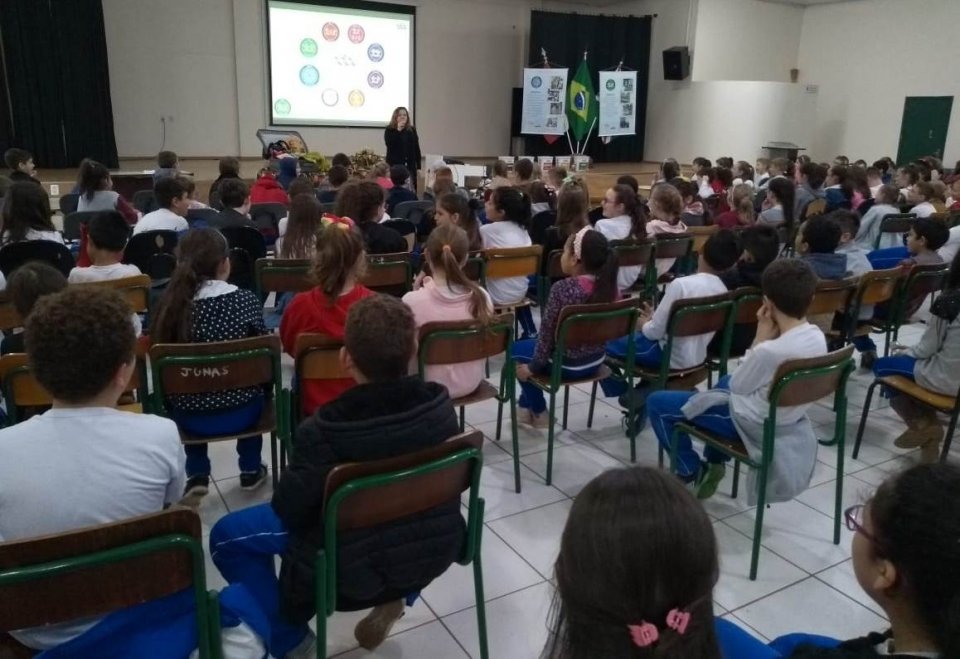 Roda de Leitura leva contação de histórias para escola em Pinhalzinho/SC