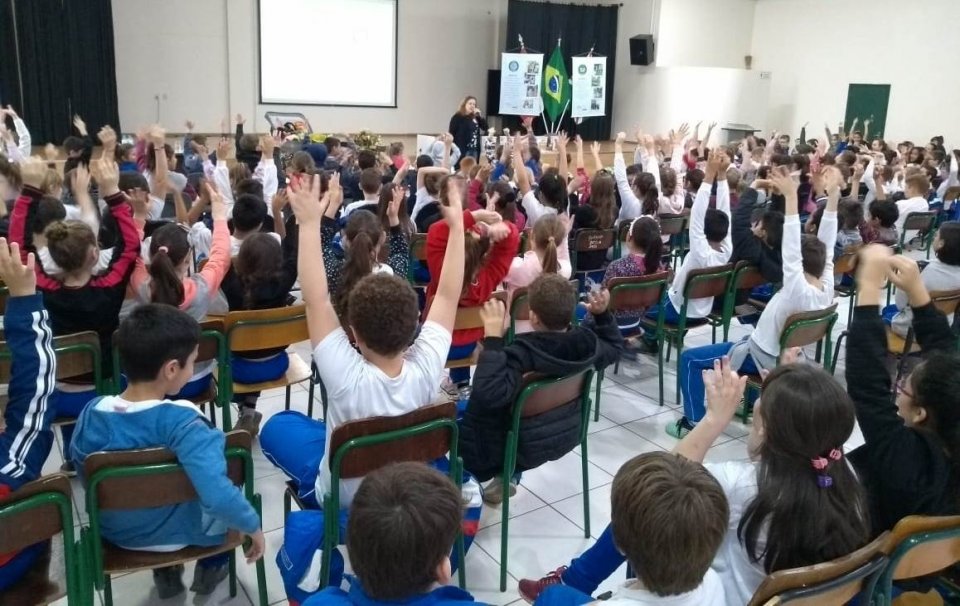 Roda de Leitura leva contação de histórias para escola em Pinhalzinho/SC