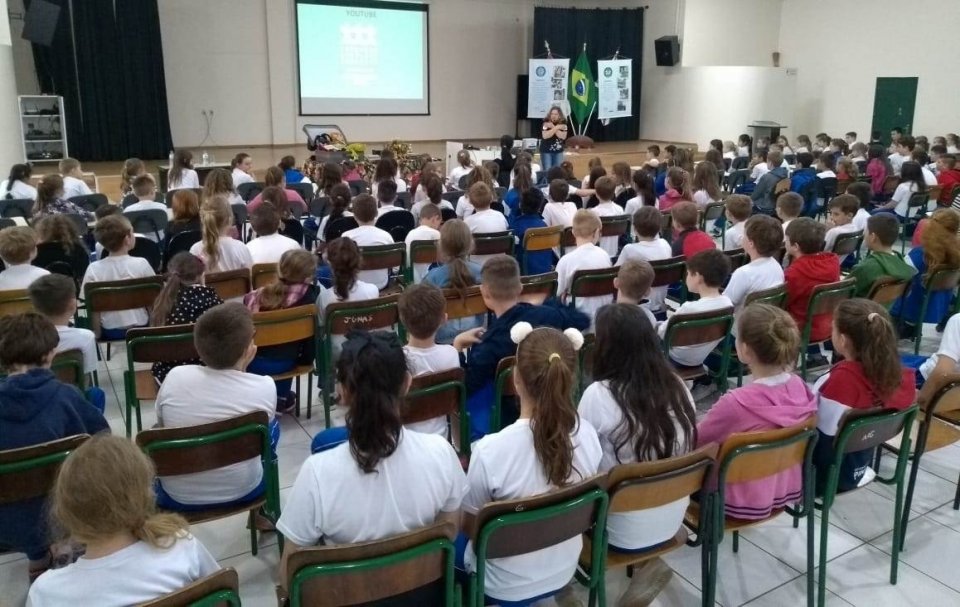 Roda de Leitura leva contação de histórias para escola em Pinhalzinho/SC