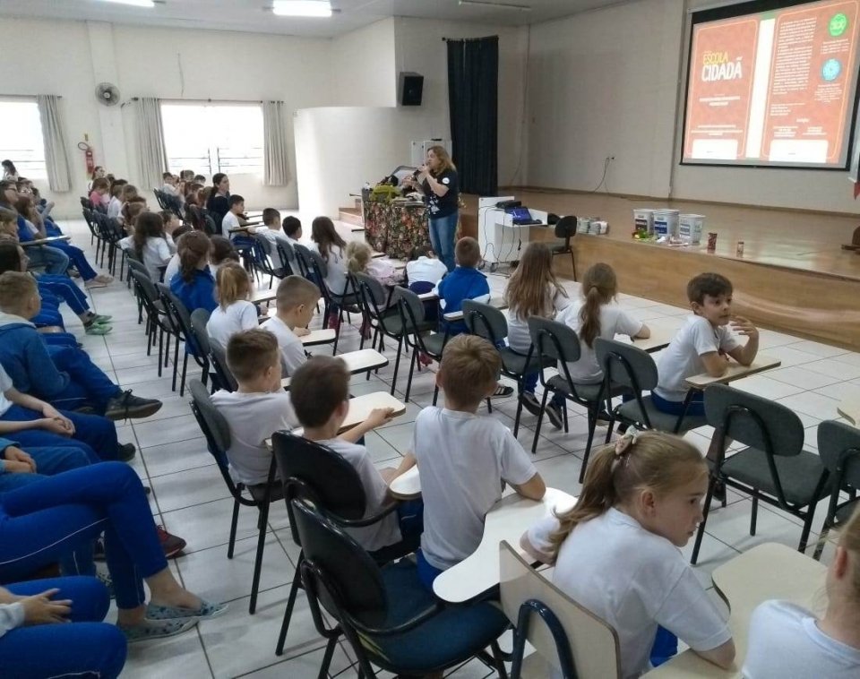 Roda de Leitura leva contação de histórias para escola em Pinhalzinho/SC