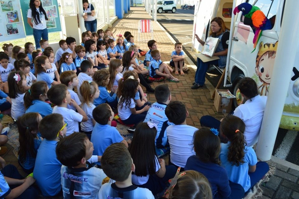 Roda de Leitura participa da Feira do Livro do Colégio Marista em Chapecó