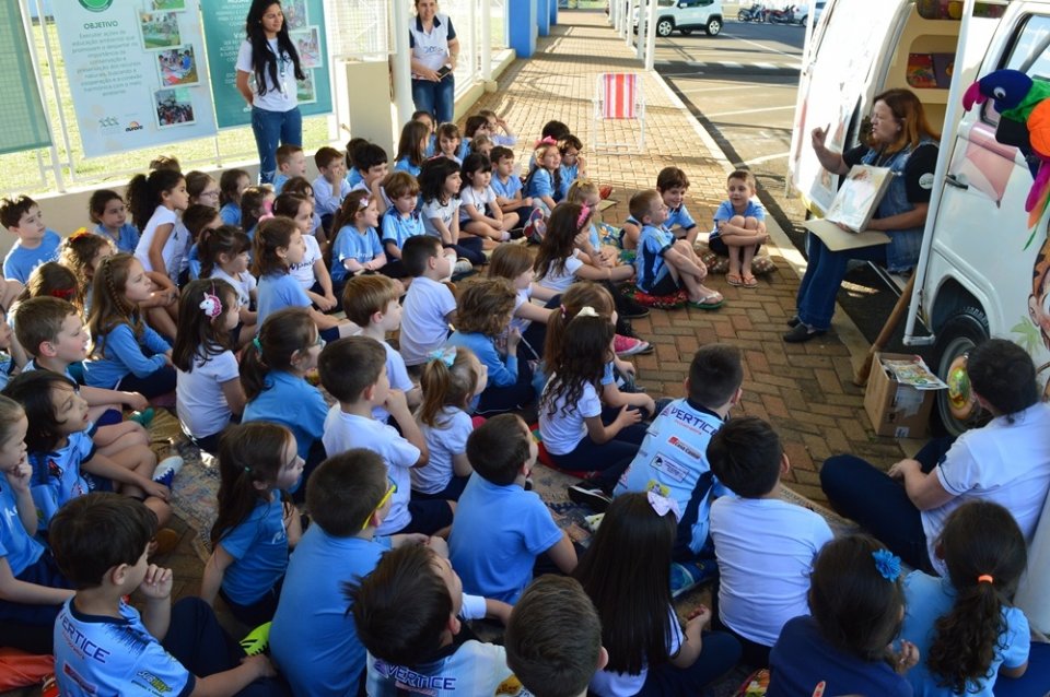 Roda de Leitura participa da Feira do Livro do Colégio Marista em Chapecó