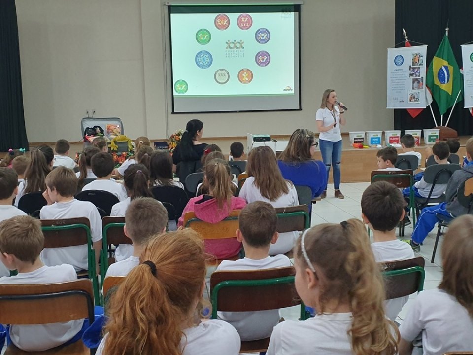 Eco Cooperação atende escolas em Chapecó e Pinhalzinho
