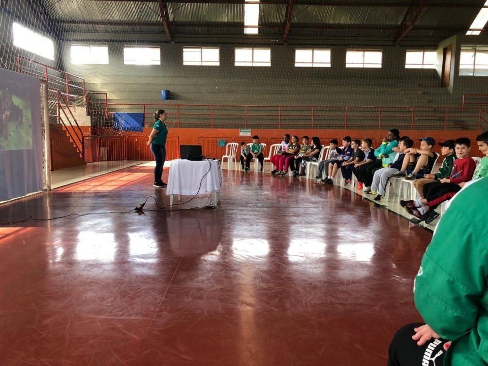 Alunos da E.B.M. Rui Barbosa conhecem Praça da Cooperação