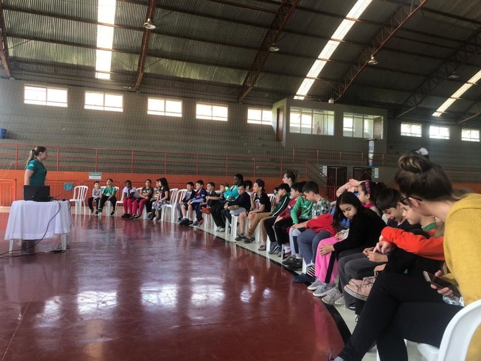 Alunos da E.B.M. Rui Barbosa conhecem Praça da Cooperação