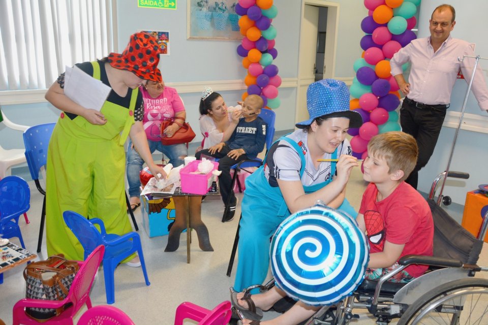 Sorrisos que inspiram na luta pela cura