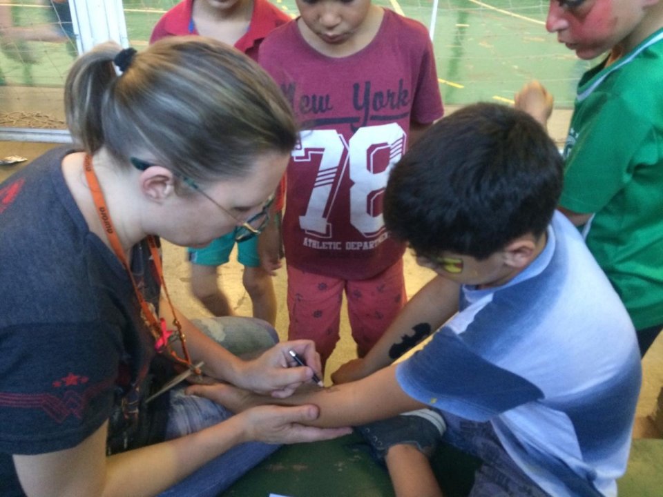 Escola Cyro Sosnoski recebe voluntários de Chapecó e Guatambu para atividade