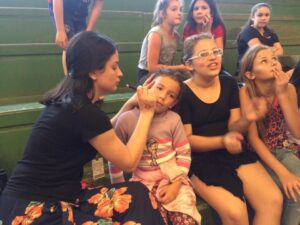 Escola Cyro Sosnoski recebe voluntários de Chapecó e Guatambu para atividade