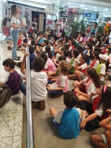 Eco Cooperação e Roda de Leitura realizam ação no mercado Hiper Badotti